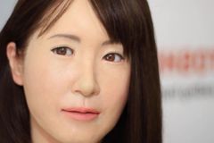 Nahradí roboti lidi? Japonci testují androidy pro důchodce