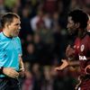 Bony Wilfried (Sparta) diskutuje s rozhodčím po odpískání sporné penalty v závěru utkání S Eindhovenem