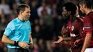 Bony Wilfried (Sparta) diskutuje s rozhodčím po odpískání sporné penalty v závěru utkání S Eindhovenem