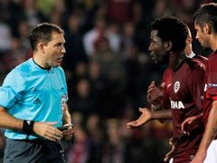 Bony Wilfried (Sparta) diskutuje s rozhodčím po odpískání sporné penalty v závěru utkání S Eindhovenem