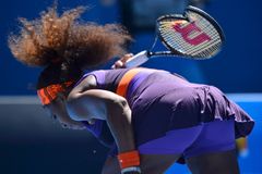 VIDEO Zuřící Serena při fiasku rozmlátila raketu