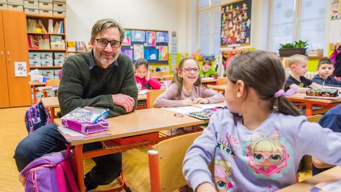 Jiří Havelka s filmovým štábem navštívil deset základních a středních škol. Divákům ukáže současné trendy ve vzdělávání.