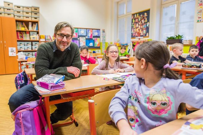 Jiří Havelka s filmovým štábem navštívil deset základních a středních škol. Divákům ukáže současné trendy ve vzdělávání.