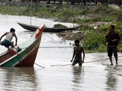 Bangladéští rybáři přišli o nejdůležitější prostředek své obživy. Cyklon Sidr poslal jejich lodě ke dnu.