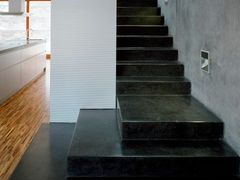 Černé interiérové schodiště z barevného betonu COLORCRETE