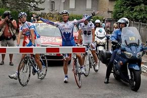 Obrazem: Vlak zastavil cyklisty na Tour de France