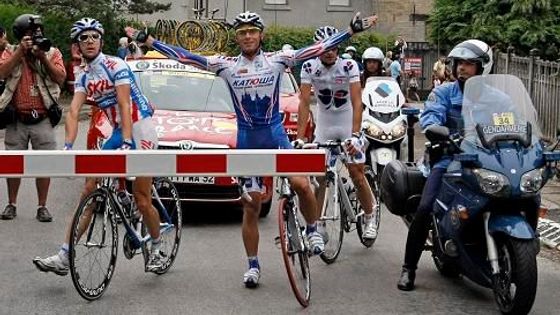 Obrazem: Vlak zastavil cyklisty na Tour de France