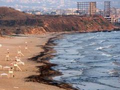 Olejem znečištěné pobřeží v Bejrútu.