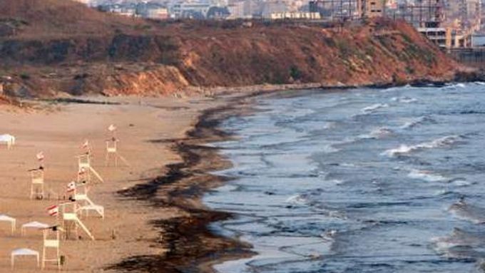 Znečištěné moře v Bejrútu.