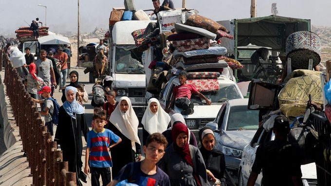 Palestinci prchají ze severní Gazy na jih po izraelském rozkazu k evakuaci. Centrální Gaza, 15. září 2025.