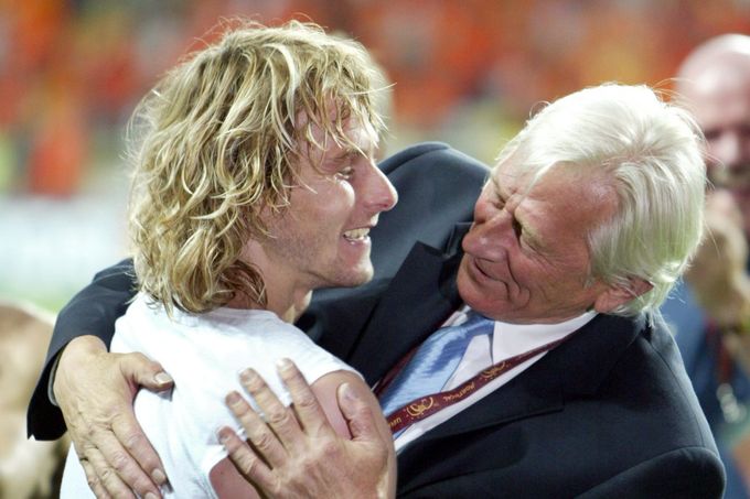 Karel Brückner s Pavlem Nedvědem po zápase s Nizozemskem na Euru 2004.