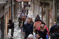 Gondoly nejezdí, turisté se brodí v holinkách. Video ukazuje zaplavené Benátky