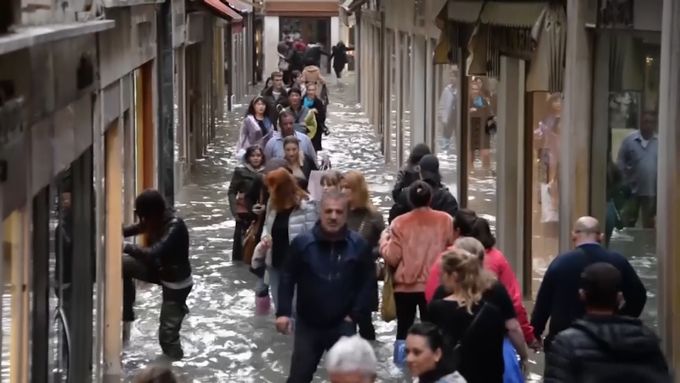 Zaplavené Benátky: Turisté se brodí vodou a prodejci odčerpávají vodu z obchodů