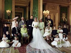 Královská rodina na svatební fotografii.
