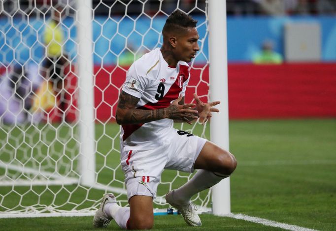 Paolo Guerrero v zápase Peru - Dánsko na MS 2018