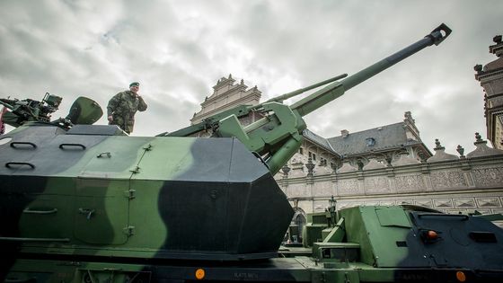 Houfnice, obrněné vozy či robot na hledání výbušnin. Armáda představila svou výzbroj