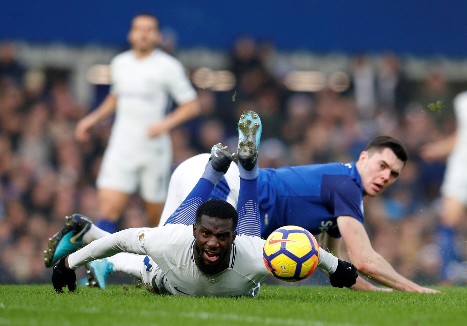 Everton vs Chelsea: Tiemoue Bakayoko a Michael Keane