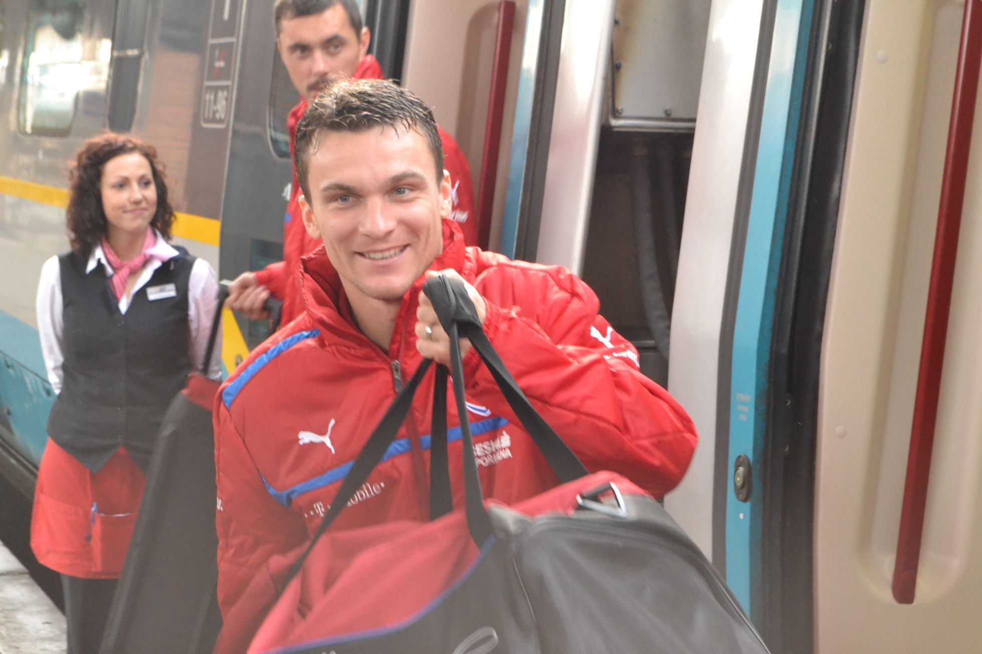 Čeští fotbaloví reprezentanti při příjezdu vlakem do Olomouce, kde se střetnou se Slováky.