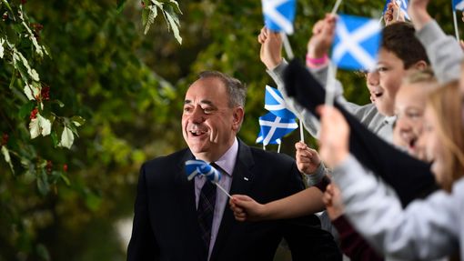 Skotský první ministr Alex Salmond se školáky během referenda o skotské nezávislosti ve Strichenu. 18. září 2014.