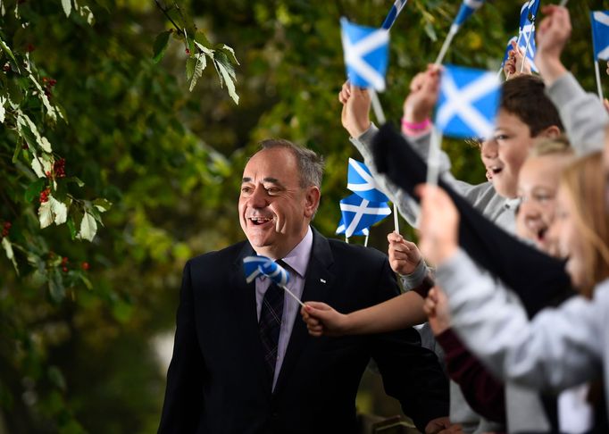 Skotský první ministr Alex Salmond se školáky během referenda o skotské nezávislosti ve Strichenu. 18. září 2014.