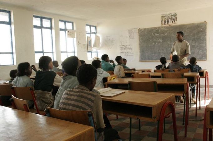 Žáci mají na prvním stupni v Asore pět předmětů. Amharštinu, angličtinu, matematiku, nauku o společnosti a životním prostředí a integrovaný předmět složený z tělocviku, zpěvu a kreslení. Přestože vypadají třídy na české poměry jednoduše, až hrubě, zde se jedná o přepychové paláce.