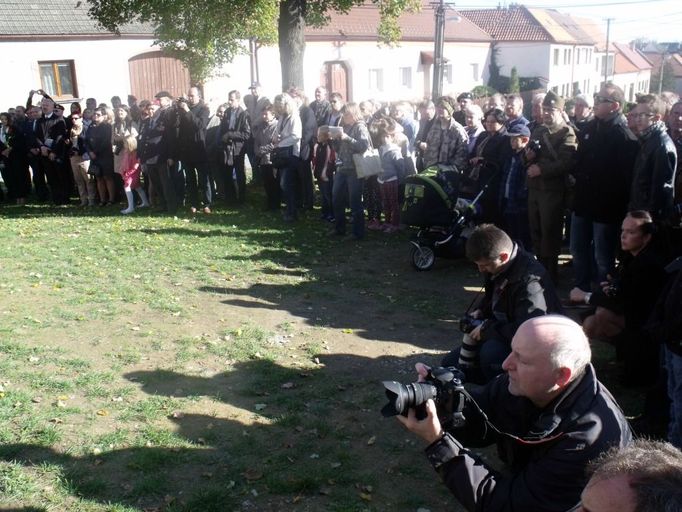 V době okrádání válečných hrdinu se před Kubišovým domkem sešly stovky lidí.