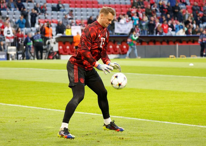 Liga mistrů 2022/23, Bayern - Plzeň: Manuel Neuer při rozcvičce.