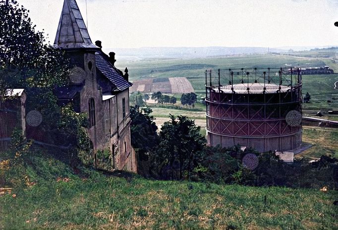 Pohled z Bohdalce od domu čp. 262 v Michli (vlevo) k jihu. Uprostřed michelská plynárna. Rok cca 1927. Kolorováno.