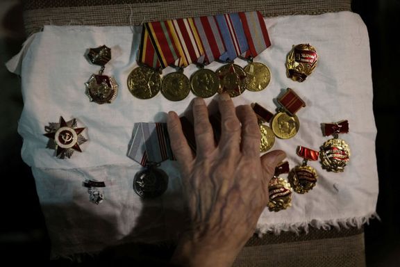 Marie rovná medaile svého zesnulého manžela, které získal jako voják za druhé světové války. 