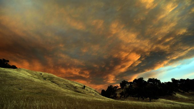 Lidé utíkají před přírodním požárem, který se šíří na severu Kalifornie