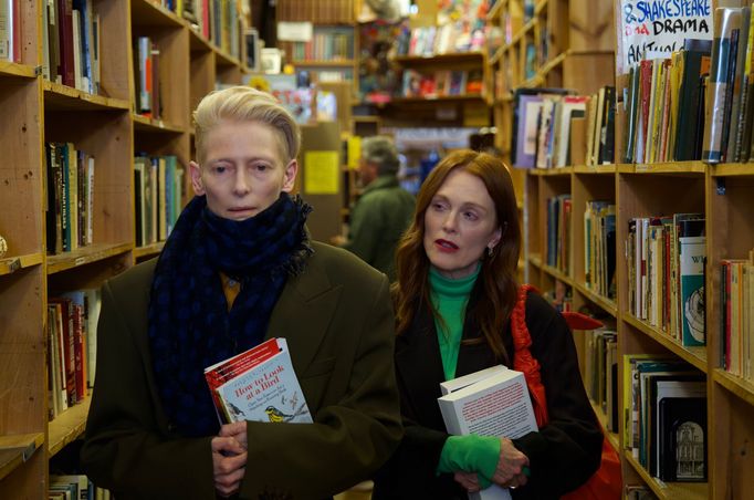 Tilda Swinton coby Martha a Julianne Moore jako Ingrid.