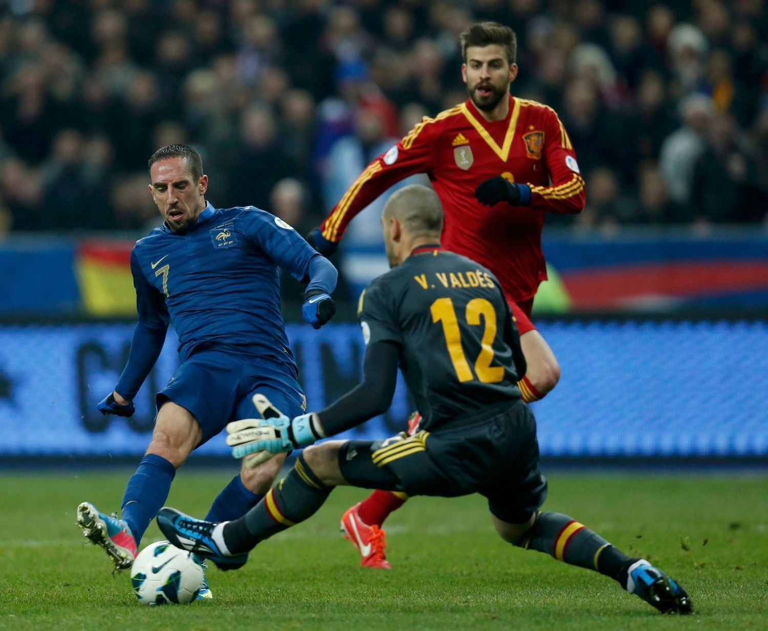 Fotbal, Francie - Španělsko: Franck Ribery -  Víctor Valdés (12)