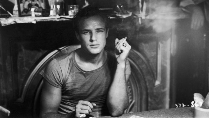 Marlon Brando ve filmu Tramvaj do stanice Touha z roku 1951.