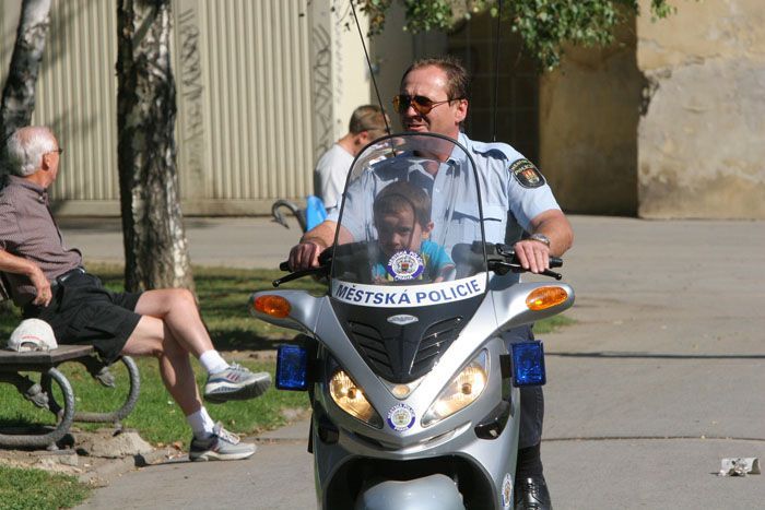 Policisté učí děti porušovat předpisy