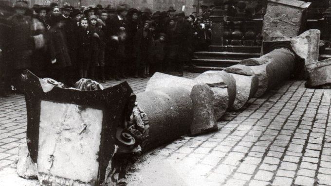 Hotovo. Staroměstské náměstí 3. listopadu 1918, dav si prohlíží stržený sloup.