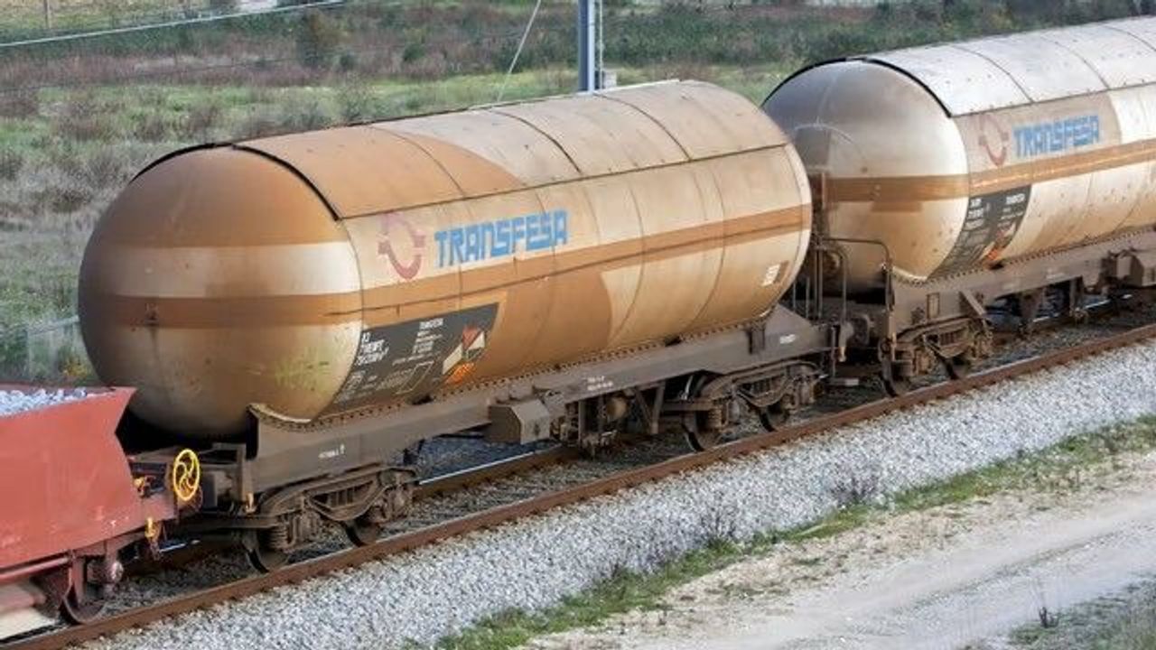 Vlak s palivem vzplál jako pochodeň, vážně narušil logistiku