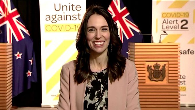 Premiérka Nového Zélandu Jacinda Ardernová poskytovala rozhovor jedné z místních televizí, když se najednou v budově parlamentu otřásla země.