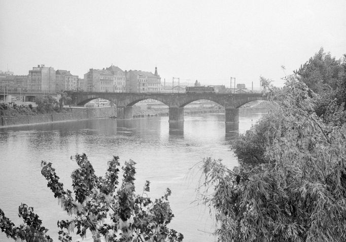 Negrelliho viadukt na snímku z roku 1983