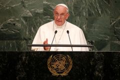Papež v OSN promluvil o přírodě i válkách, předtím se projel elektrovozíkem