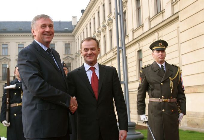 Premiér Mirek Topolánek se třese rukou se svým polským protějškem Donaldem Tuskem.