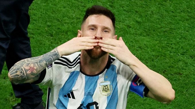 Finále MS ve fotbale 2022, Argentina - Francie: Lionel Messi slaví vítězství.