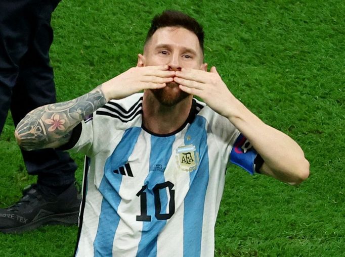 Finále MS ve fotbale 2022, Argentina - Francie: Lionel Messi slaví vítězství.