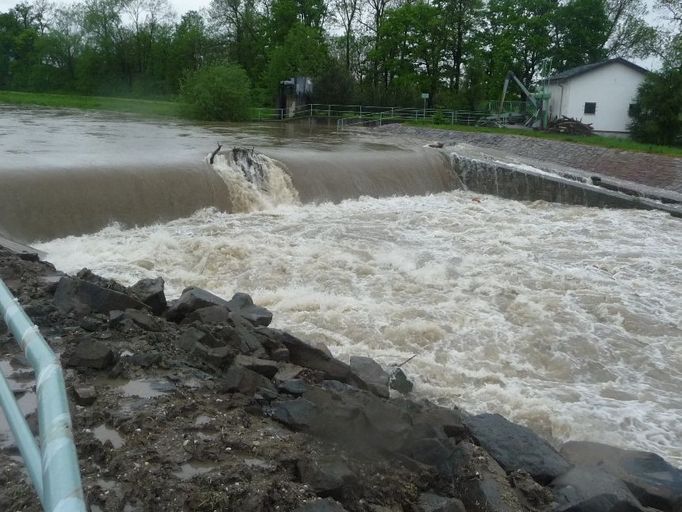 Řeka Opava v úseku Jilešovice.