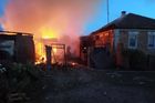 Požár ve vesnici Sobolevka v ruském Belgorodském regionu u hranic s Ukrajinou. Snímek zveřejnil na síti Telegram gubernátor ruského regionu Vjačeslav Gladkov 2. června.