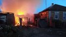 Požár ve vesnici Sobolevka v ruském Belgorodském regionu u hranic s Ukrajinou. Snímek zveřejnil na síti Telegram gubernátor ruského regionu Vjačeslav Gladkov 2. června.