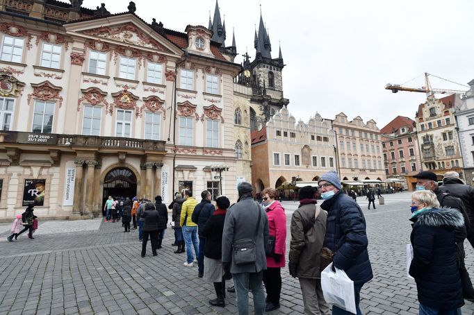 Lidé na pražském Staroměstském náměstí stojí ve frontě před palácem Kinských, kde Národní galerie představuje díla malíře Rembrandta.