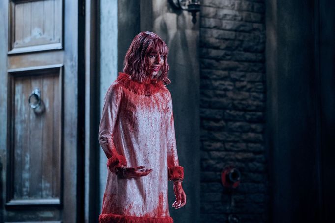 Emma Myers jako Enid.