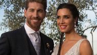 Obránce Realu Madrid Sergio Ramos a jeho manželka, modelka, Pilar Rubiová. Ano si řekli před obrazem Panny Marie v Královské kapli slavné Sevillské katedrály.