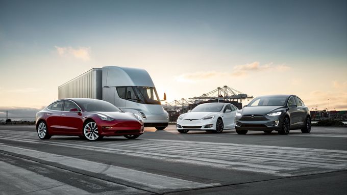 Portfolio Tesly. Zleva: Model 3, elektrický tahač Semi, Model S a SUV Model X.