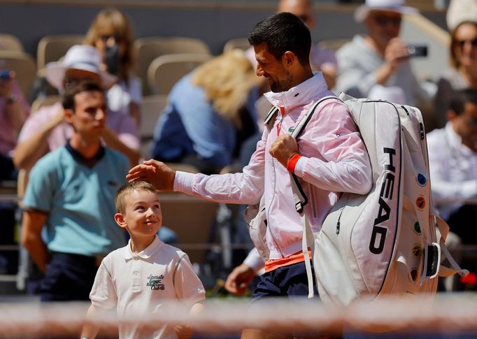 French Open 2023: Novak Djokovič s podavačkem míčků